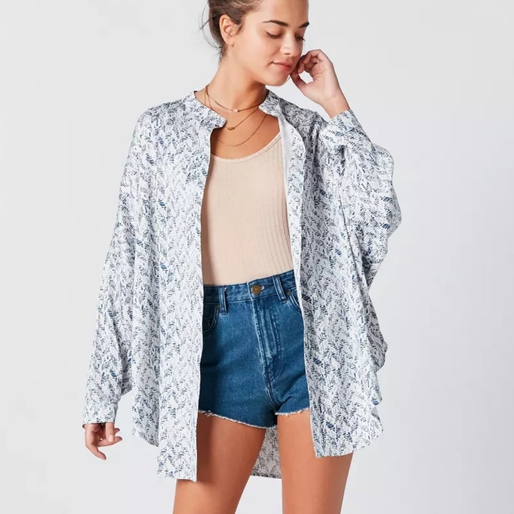 Kimchi Blue UO satin kimono jacket blue & white open front size Medium/Large